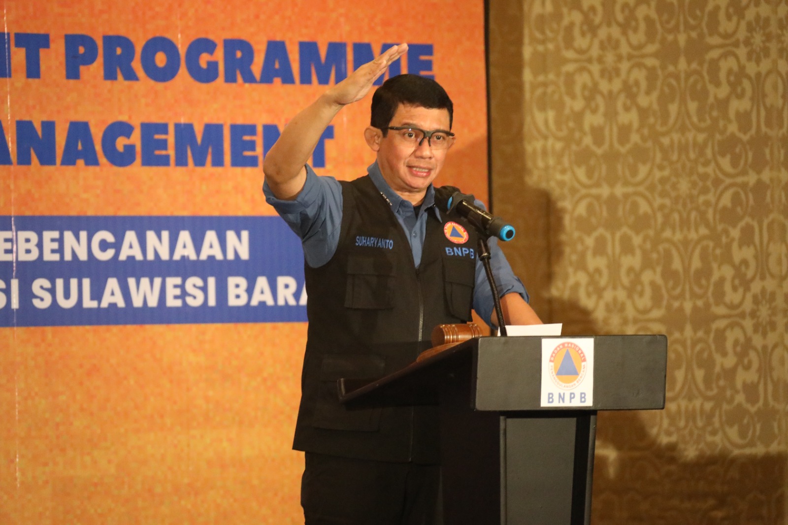 Kepala BNPB Letjen TNI Suharyanto (kemeja biru dan rompi hitam) saat membuka kegiatan Orientasi Manajemen Kebencanaan Bagi Pengambil Keputusan Strategis Provinsi Sulawesi  Barat Untuk Pimpinan Daerah Provinsi Sulawesi Barat Beserta Seluruh Pimpinan Daerah Kabupaten Se-Provinsi Sulawesi Barat Tahun 2023 yang dihelat di Kabupaten Badung, Provinsi Bali pada Rabu (27/9).